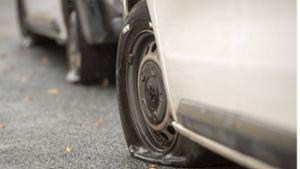 Unbekannter zersticht Reifen von mehr als 30 Autos – Zeugen gesucht