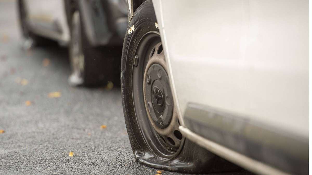 Rottenburg: Unbekannter zersticht Reifen von mehr als 30 Autos – Zeugen gesucht