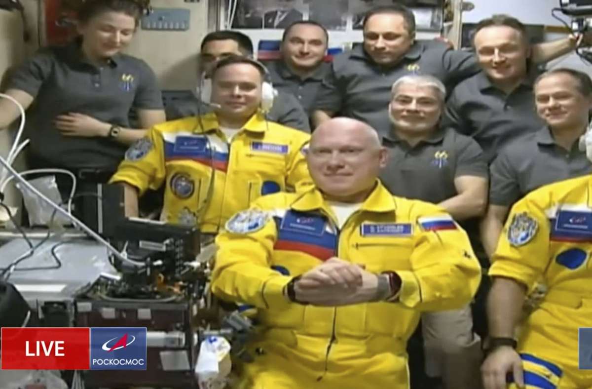 Russische Neuankömmlingen an der  ISS: Kosmonauten sorgen mit gelb-blauen Fluganzügen für Schlagzeilen