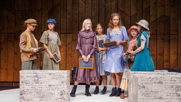 DAT-Theater Böblingen hat Premiere: Mädchen bringt Leben in verschlafenen Ort