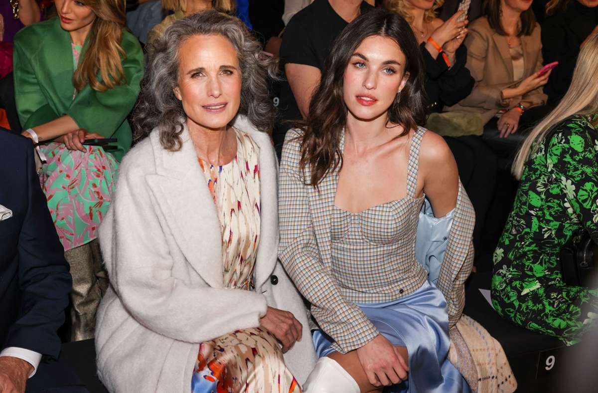 Bei der Berliner Fashion Week in der „Front Row“: US-Schauspielerin Andie MacDowell und ihre Tochter Rainey.