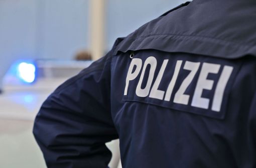 Die Polizei sucht nach Hinweisen zu dem Mann, der ein Schuhgeschäft in Oberjettingen überfallen hat. Foto: Eibner/Deutzmann