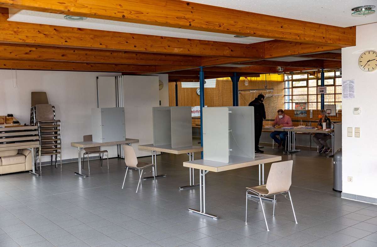 Wählen unter Pandemie-Bedingungen: Wie schon bei der Bürgermeisterwahl im Herbst 2020 dient das Foyer der Wiesengrundhalle als Wahllokal Foto: EIBNER/DROFITSCH/EIBNER/DROFITSCH