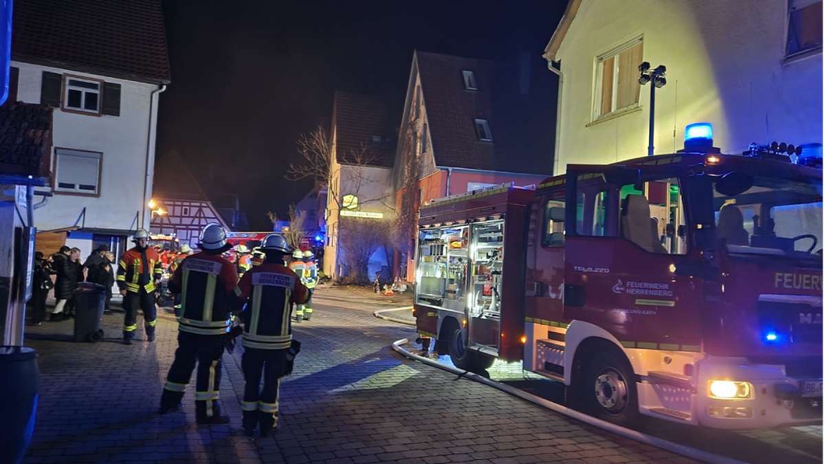 Feuer in Herrenberg/Kayh: Haus nach Garagenbrand unbewohnbar