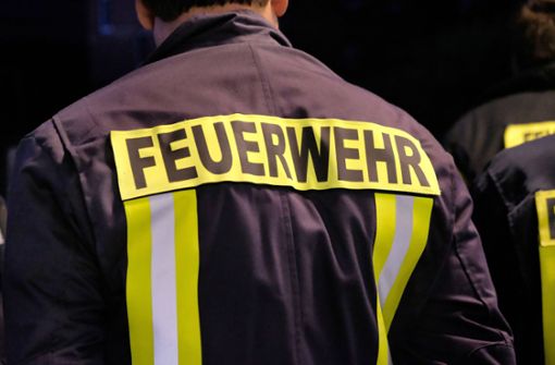 Helfer mussten einen Mann aus seiner brennenden Wohnung in Gäufelden-Öschelbronn holen. Foto: Imago/Martin Wagner