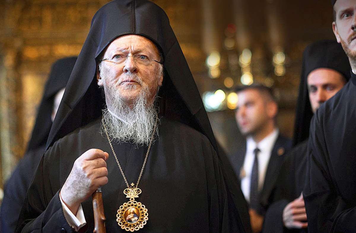 Patriarch Bartholomäus ist seit 1991 griechisch-orthodoxer Ökumenischer Patriarch von Konstantinopel  in Istanbul. Er kritisiert den  russischen Einmarsch in der Ukraine und wirft der  russischen Kirche eine „Kriegstheologie“ vor.