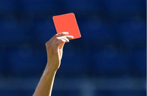 Dem Spielbetrieb im Fußballbezirk droht die Rote Karte – die Zahl der Schiedsrichter reicht vorne und hinten nicht mehr aus. Foto: Eibner/Thomas Thienel/EIBNER/Thomas Thienel