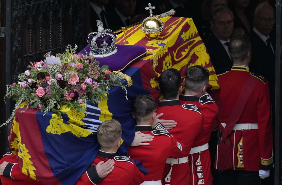 Der Sarg von Königin Elizabeth II. wurde zu ihrer Beisetzung in die St. Georges Kapelle auf Schloss Windsor getragen.