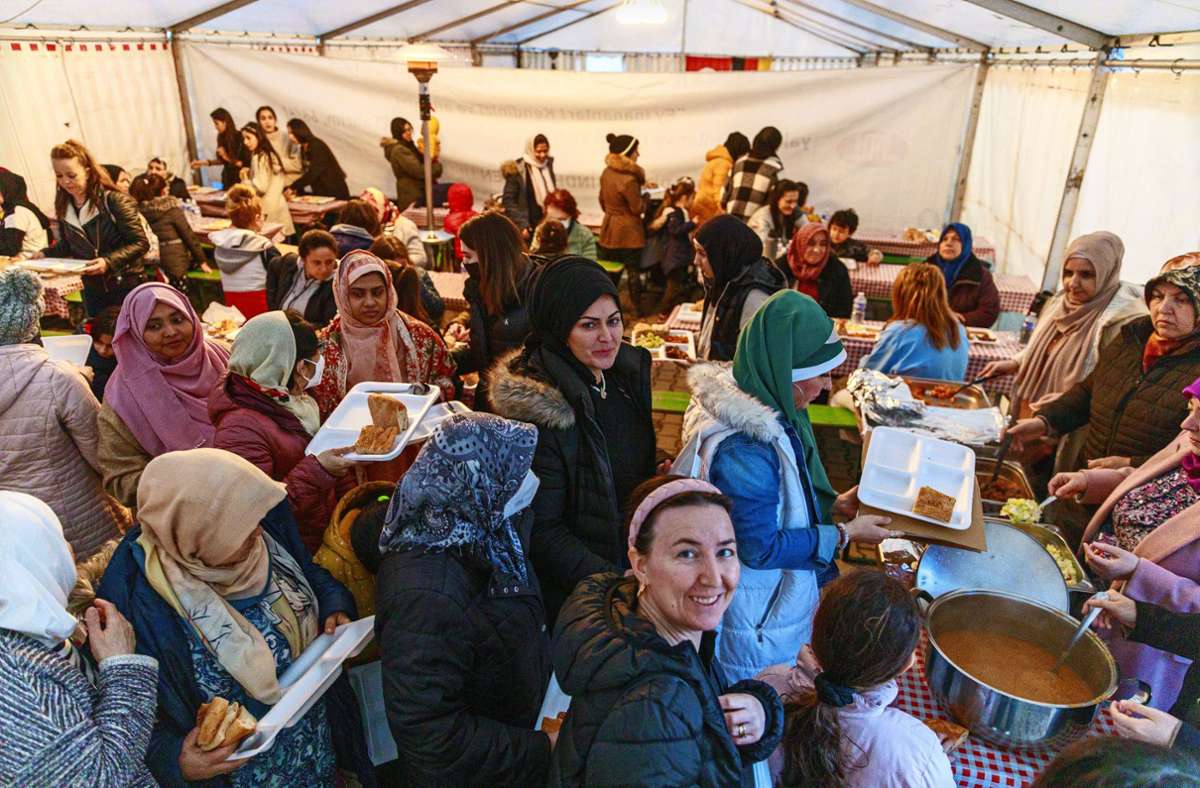 Großer Andrang am Essensstand  im Frauenzelt: Mehr als 300 Essen verteilt die Sindelfinger Ditib-Gemeinde pro Tag.