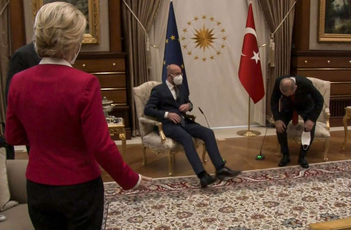 Charles Michel und Recep Tayyip Erdogan machen es sich gemütlich, Ursula von der Leyens Geste ist eindeutig: Was ist mit mir?