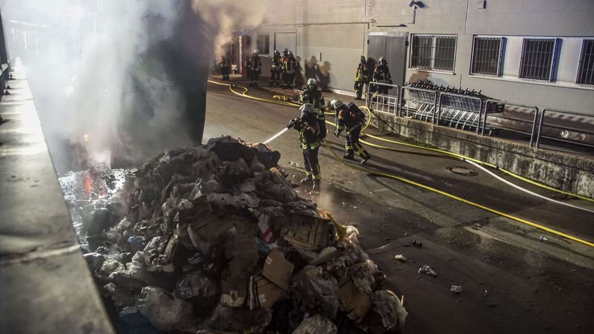 Feueralarm in Herrenberg: Rauchender Müllcontainer ruft Feuerwehr auf den Plan