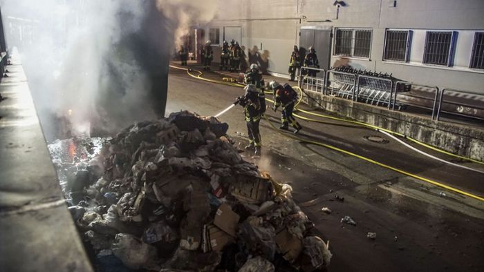 Rauchender Müllcontainer ruft Feuerwehr auf den Plan