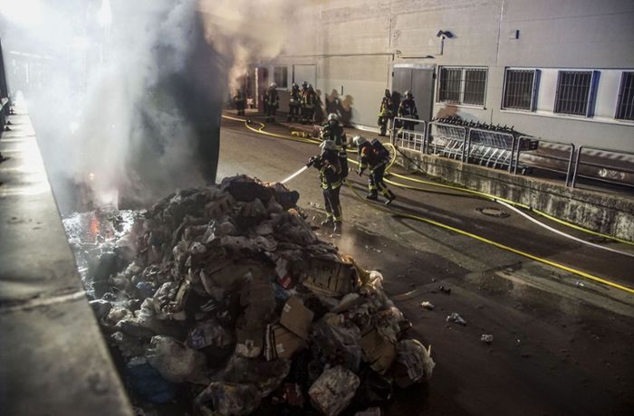Feueralarm in Herrenberg: Rauchender Müllcontainer ruft Feuerwehr auf den Plan
