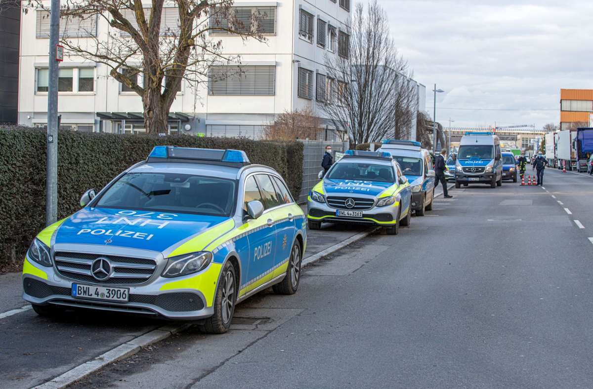 Einsatzkräfte der Polizei vor dem Verwaltungsgebäude von Lidl in Neckarsulm