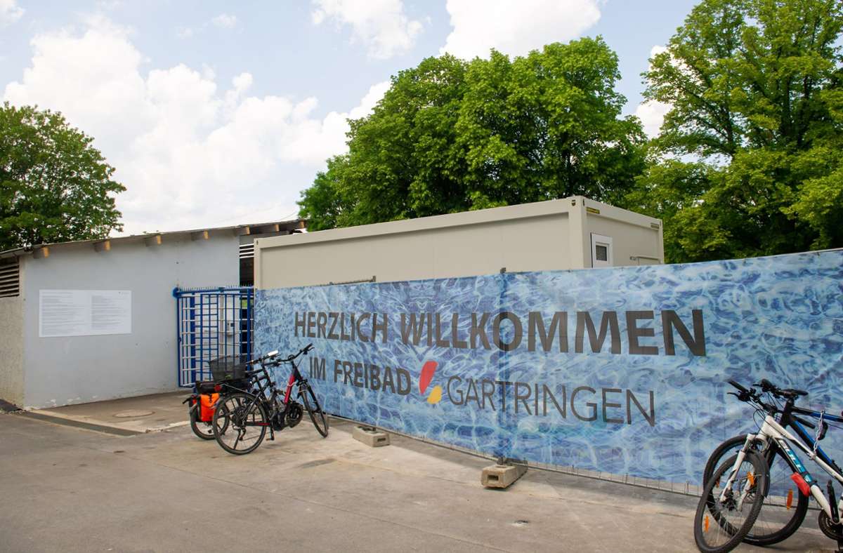 Eingangsgebäude Freibad Gärtringen: Sanierungsarbeiten biegen auf die Zielgerade ein