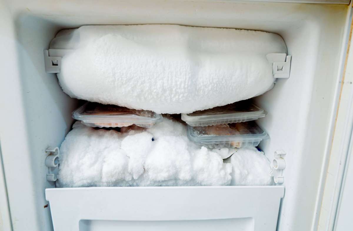 Je öfter die Tür des Gefrierschranks geöffnet wird, desto mehr Frost entsteht. Foto: IMAGO/CHROMORANGE/IMAGO/Andreas Poertner