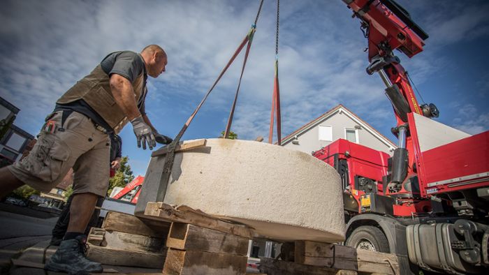 3,2-Tonnen-Sandstein mit  Autokran aufgestellt