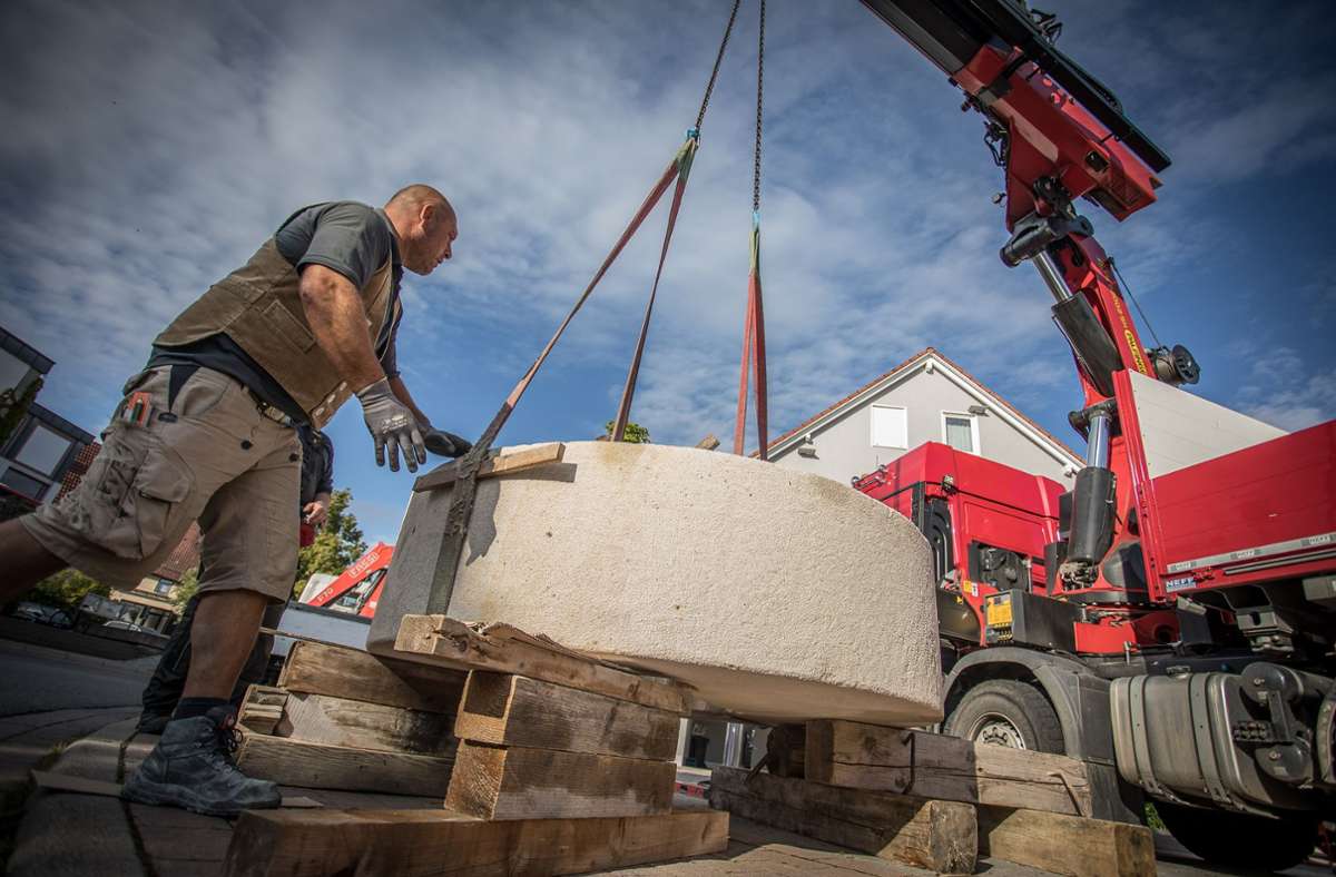 Auf dem Dorfplatz in Rohrau: 3,2-Tonnen-Sandstein mit  Autokran aufgestellt