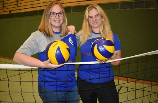 Franziska Probst (li.) und Kristina Stahl sind bei den Volleyballern des VfL Sindelfingen vor und hinter den Kulissen aktiv. Foto: Michael Schwartz