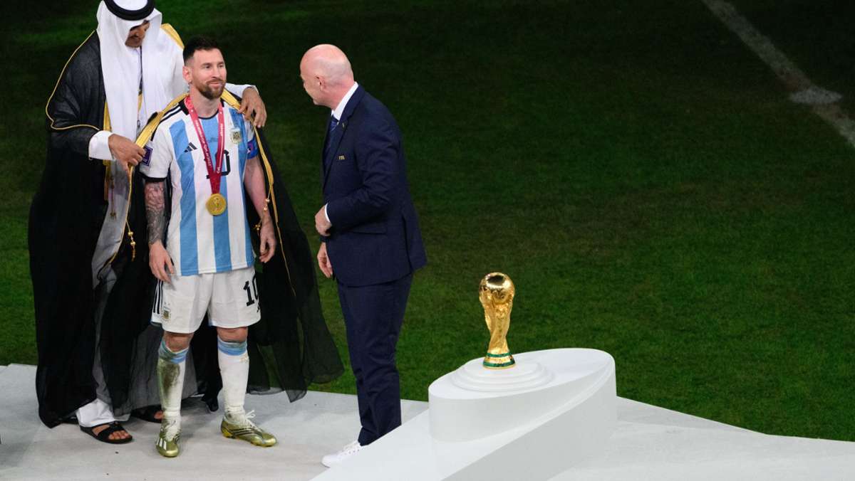 Argentinien-Star in Bischt gehüllt: Der Emir verkleidet Messi – Irritationen über arabisches Gewand