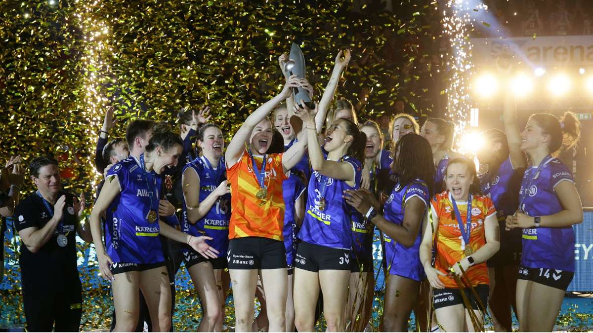 Da ist das Ding! Die Volleyballerinnen von Allianz MTV Stuttgart recken den Pokal im Lametta-Regen in die Höhe.