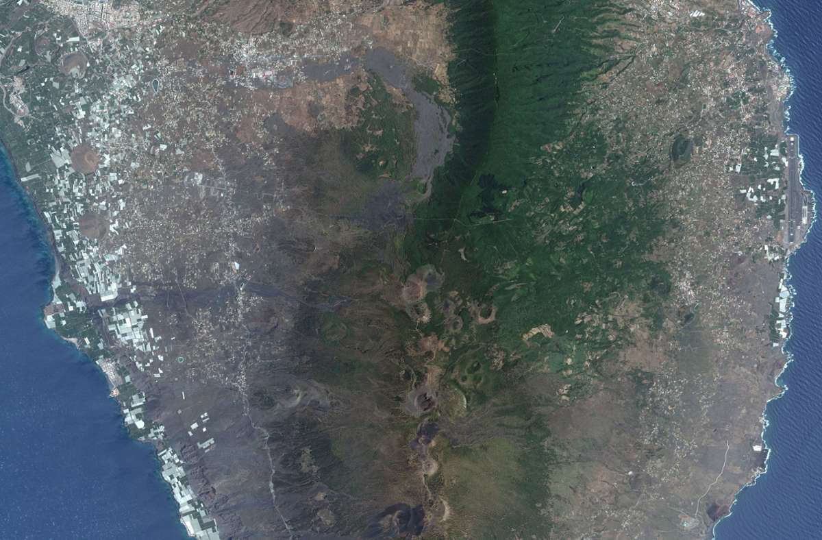 In der Mitte des Satellitenbildes befindet sich der Vulkan Cumbre Vieja auf der kanarischen Insel La Palma.