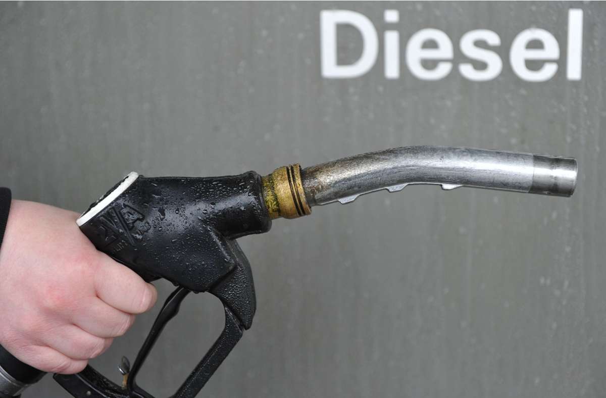 Im bundesweiten Tagesdurchschnitt kostete Diesel am Dienstag  2,027 Euro pro Liter an den Tankstellen. (Symbolbild) Foto: picture alliance / dpa/Patrick Pleul