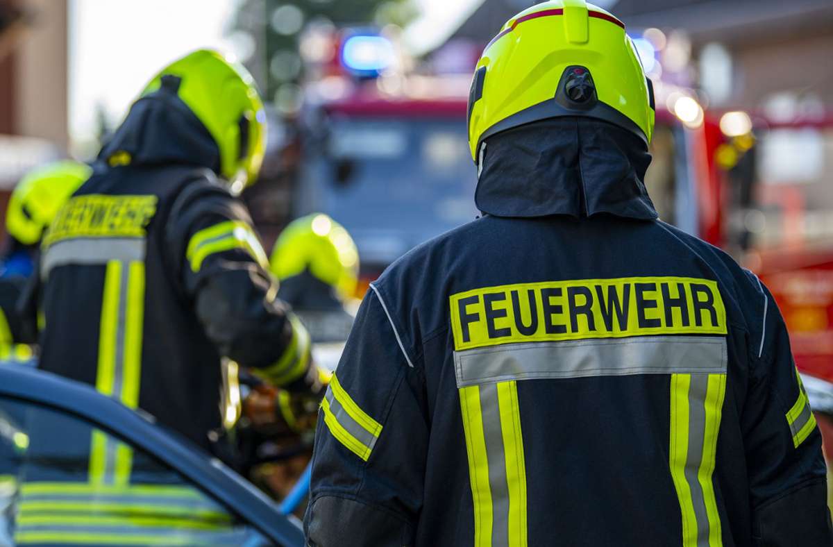 Feuer in Pleidelsheim: Solaranlage setzt Gartenhütte in  Brand