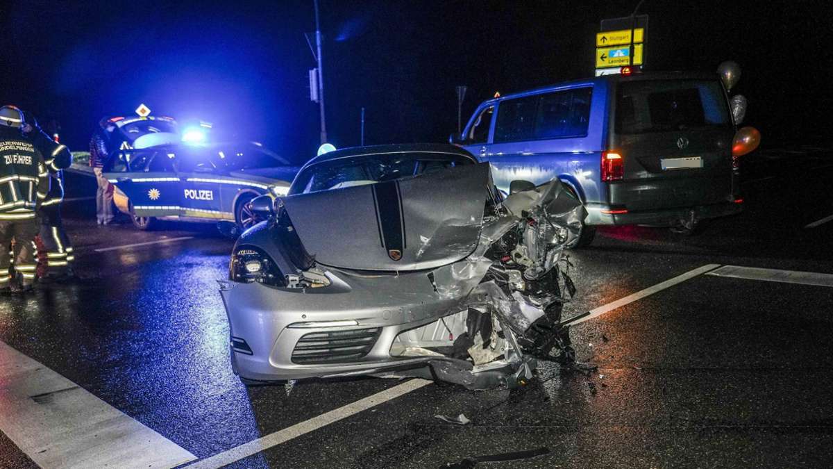Bei dem Unfall wurden die Golf-Fahrerin und der Porsche-Fahrer schwer verletzt.