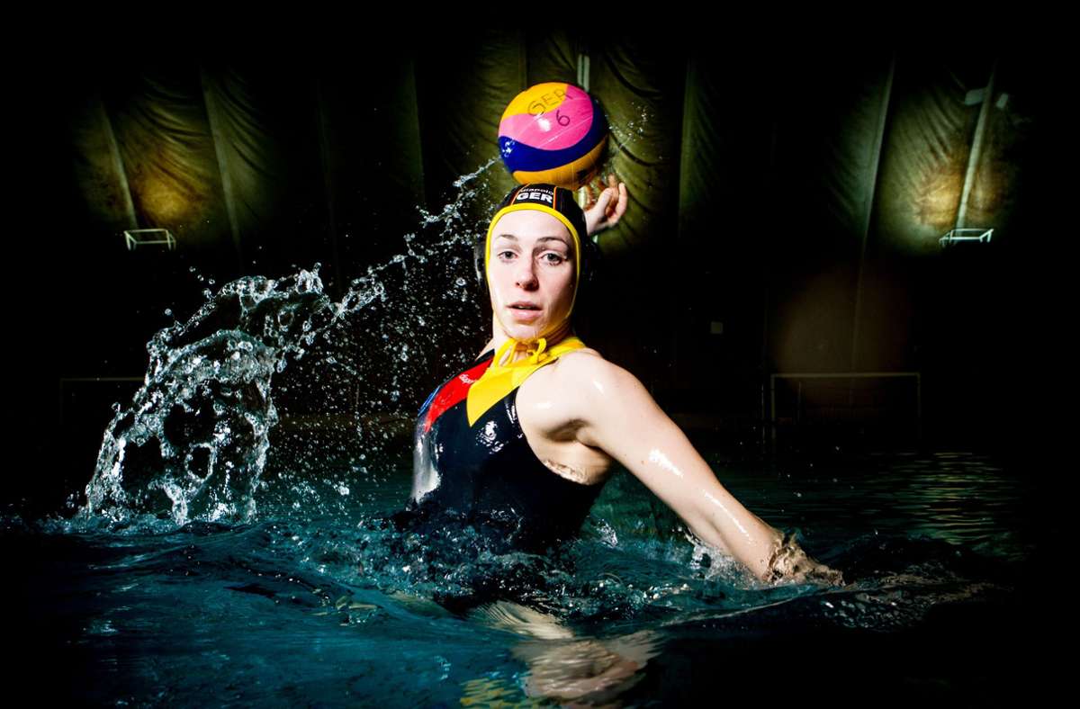 Dynamik im Becken: die inzwischen nicht mehr aktive Wasserball-Nationalspielerin Anja Seyfert beim Torwurf, fotografiert von Benjamin Lau.