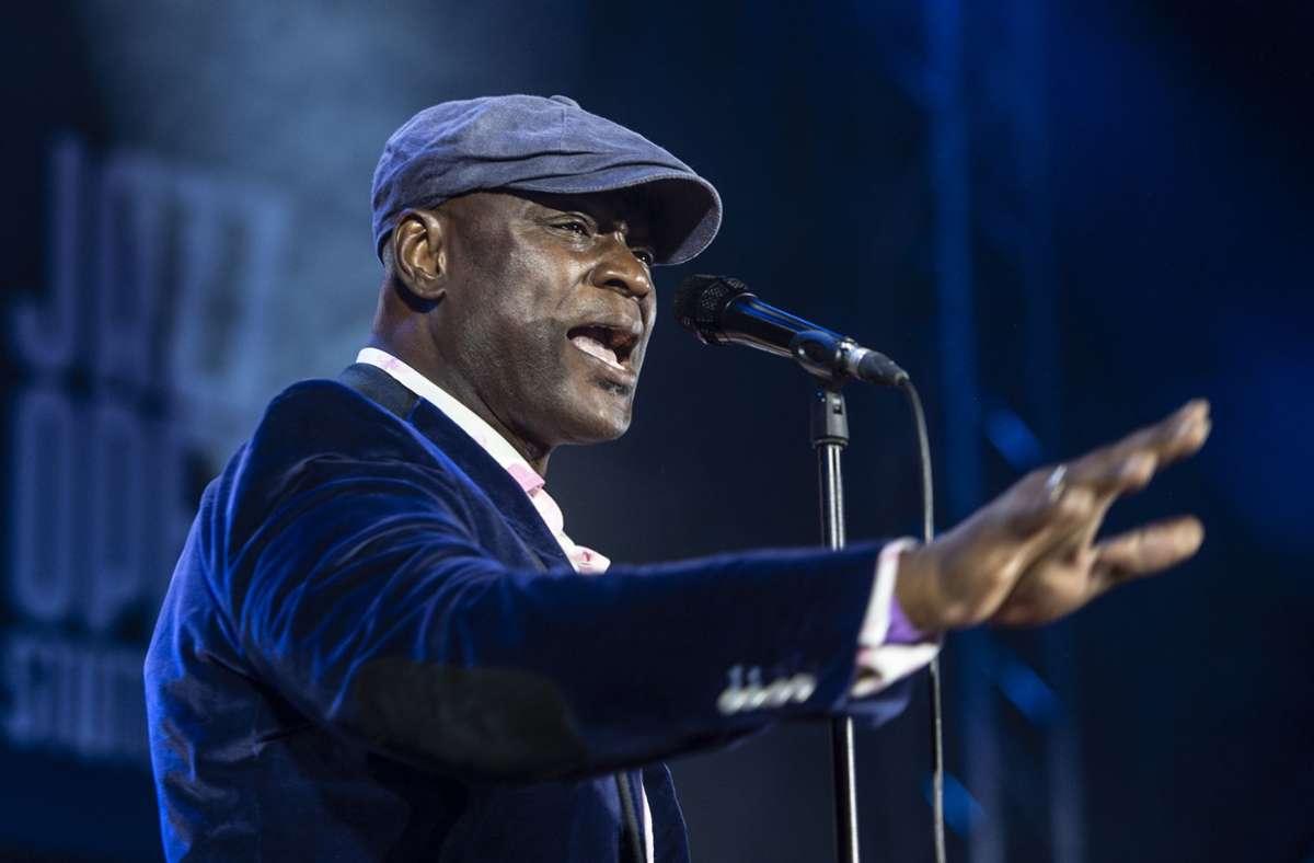 Der Sänger Ola Onabulé