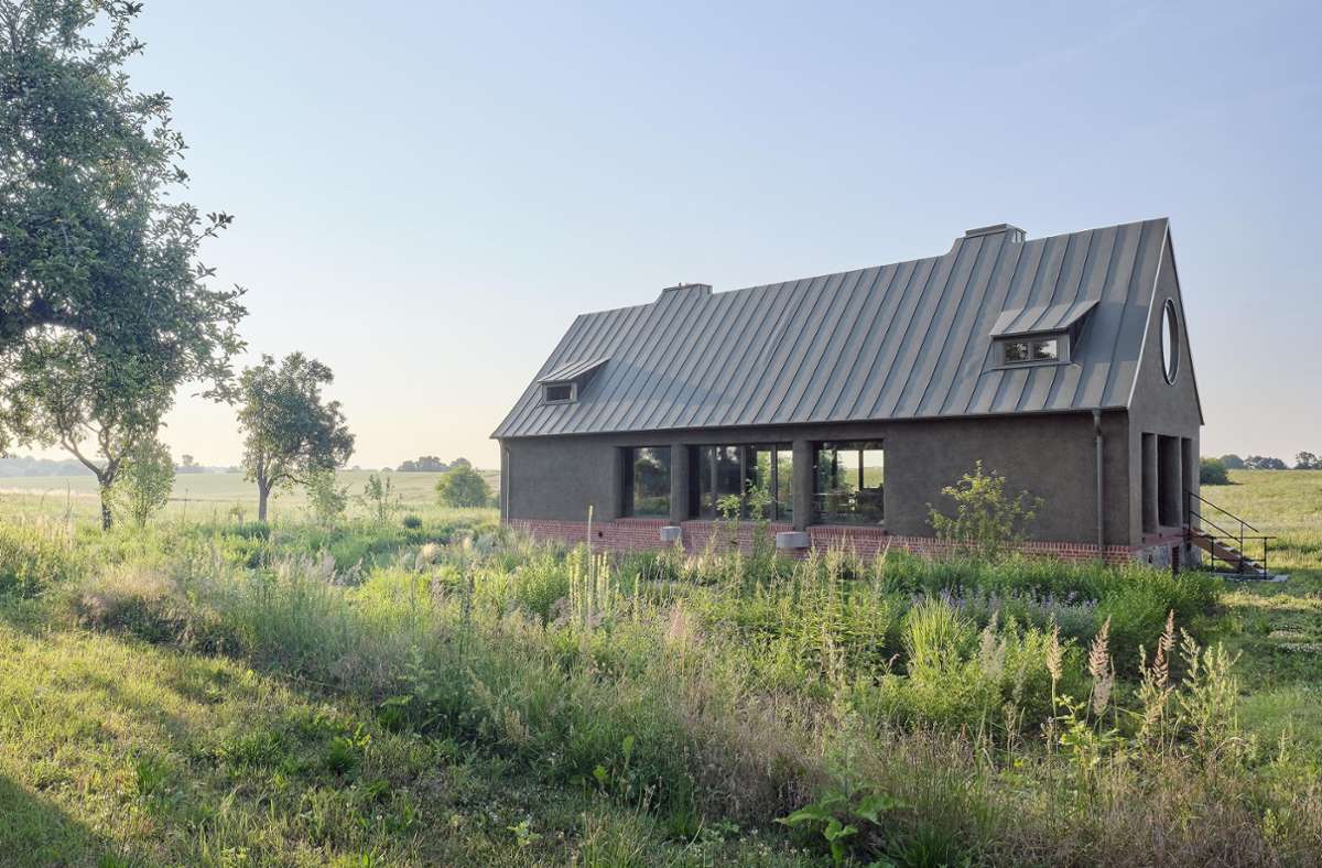 Das „Haus Blankensee“ von Architekt Thomas Kröger (TKA) in der Uckermark ist der  Gewinner des „Häuser“-Awards 2023 – zu finden ist das Projekt im Bildband „Häuser fürs Leben“, erschienen im Prestel-Verlag.