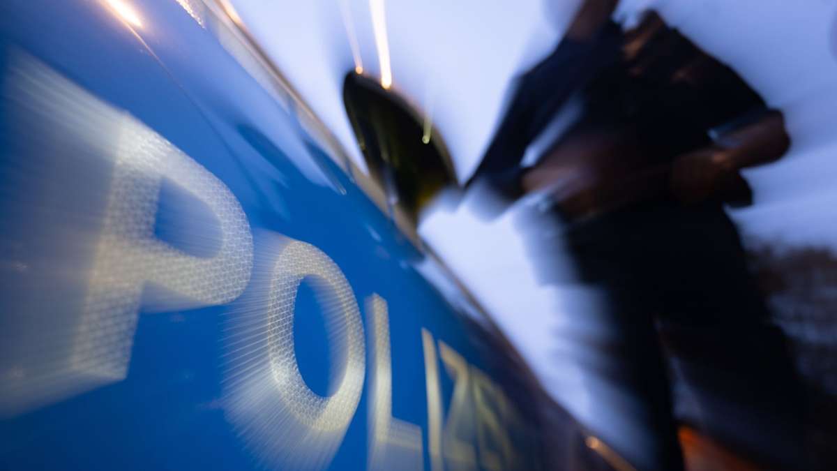 Unfallflucht in Leonberg-Höfingen: Autofahrer demoliert Hausfassade