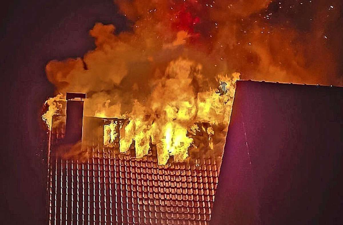 Der Dachstuhl eines Einfamilienhauses in Steinheim brannte lichterloh.