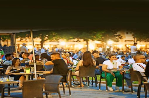 Wie am Stuttgarter Schlossplatz sind auch in den Urlaubsregionen die Tische von Restaurants und Cafés oft wieder voll belegt. Foto: Lichtgut/Julian Rettig