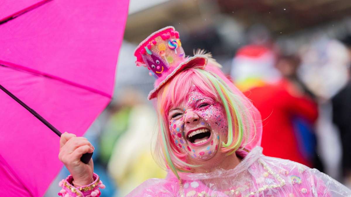 Köln: Karnevalisten bei strömendem Regen  unterwegs
