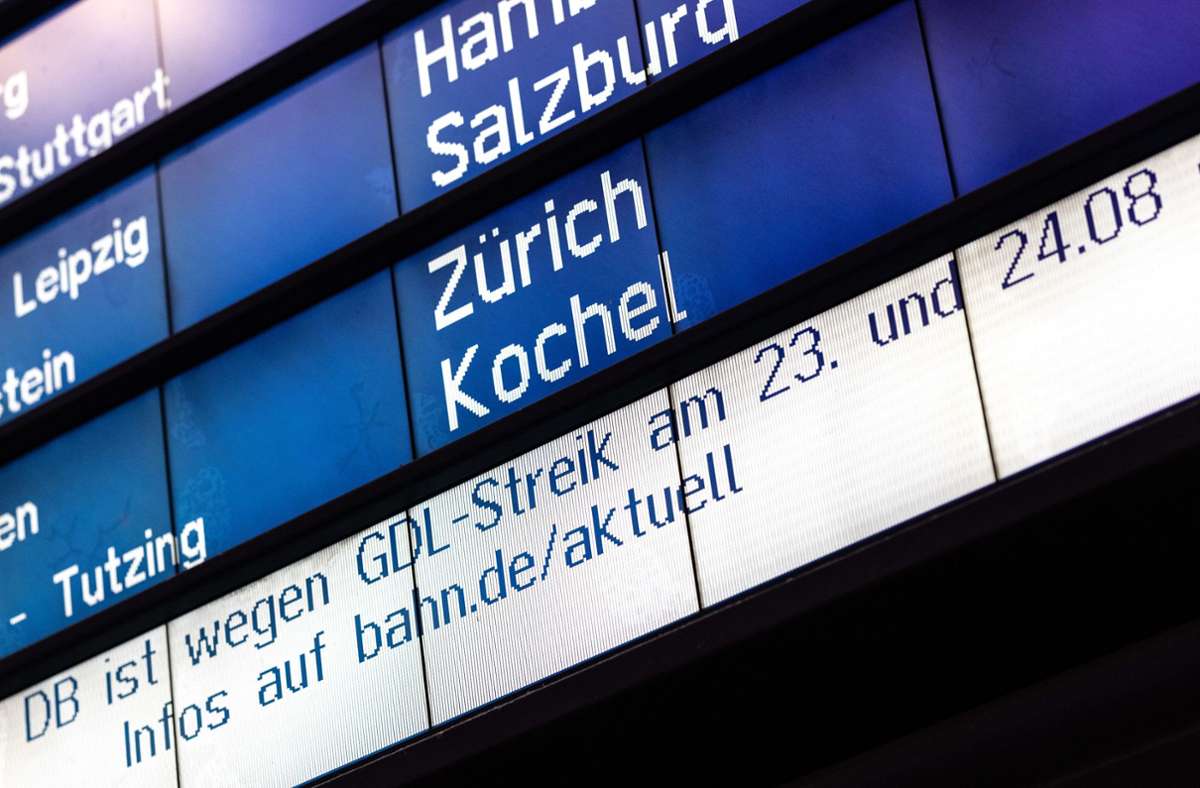 Wie bereits am Montag müssen sich Reisende  auf Zugausfälle und Verspätungen einstellen. Foto: dpa/Matthias Balk