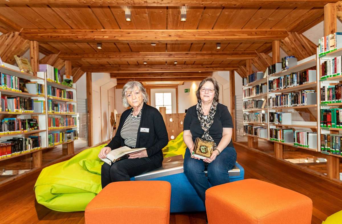 Die ehrenamtlich betriebene Bücherei im Altdorfer Bürgerhaus wird zehn Jahre alt. Margarete Bansen (links) und Heidi Vogt sind zwei derer, die von Anfang an dabei sind.