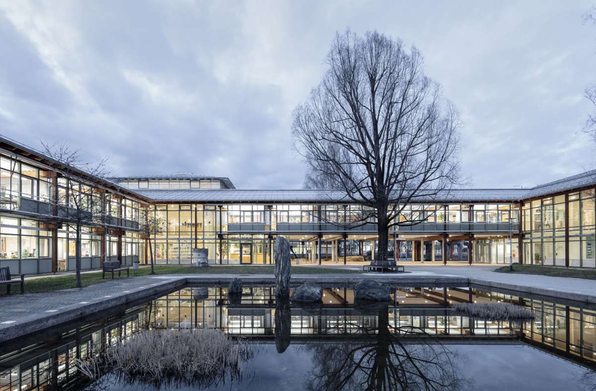 So einladend kann ein Landratsamt sein: Der Erweiterungsbau in Starnberg von Auer Weber Architekten aus Stuttgart/München   ist Sieger des DAM-Preises 2023. Foto: Aldo Amoretti/DAM-Preis 2023