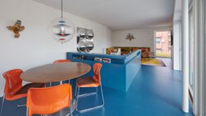 Ein Paar zeigt sein Hinterhof-Haus mit apartem Loft im Stuttgarter Westen
