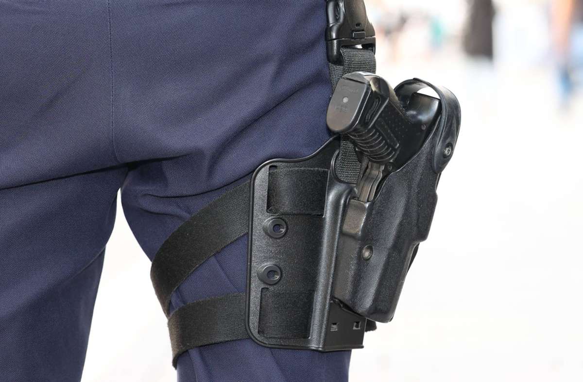 Ein Polizist setzte seine Dienstwaffe ein, um den Unfallfahrer zu stoppen (Symbolfoto). Foto: IMAGO/Rene Traut/IMAGO/Rene Traut