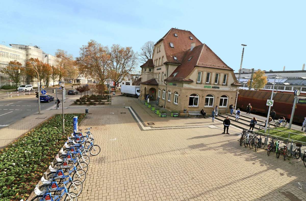 Nicht nur Leihräder: Der Platz an der Hanns-Martin-Schleyer-Straße   soll umgestaltet werden. Foto: Siegfried Dannecker