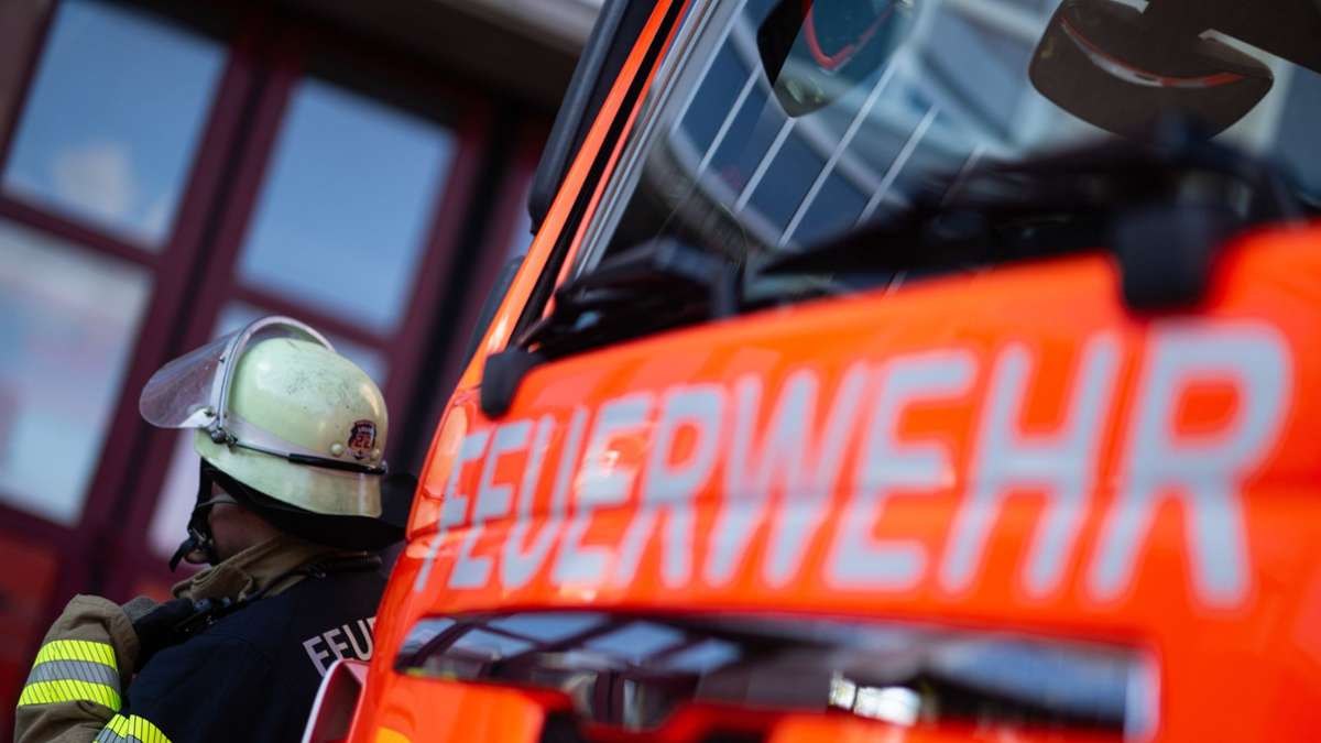Feuerwehreinsatz in Ludwigsburg: Brand auf Gelände eines Reifenhändlers ausgebrochen – Zeugen gesucht