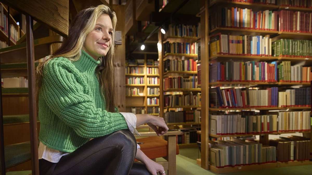 Kira Geiss vor ihrer Wahl in der Bücherei der Missionsschule in Unterweissach.