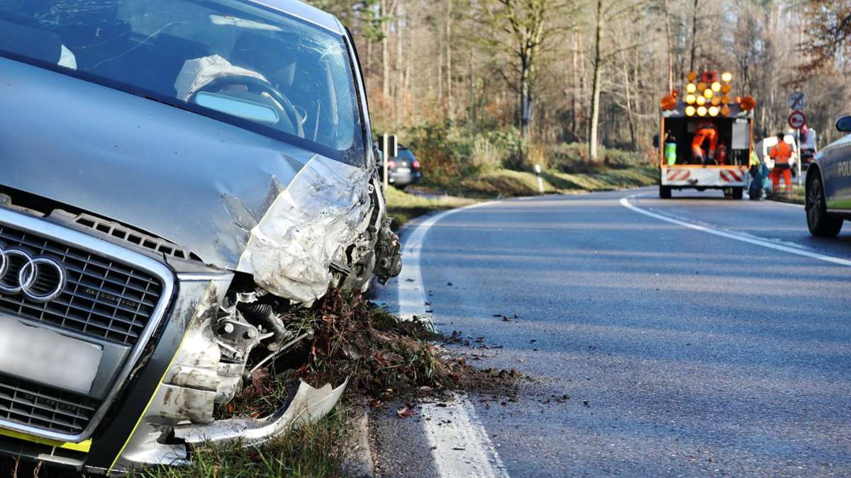Unfall zwischen Welzheim und Schorndorf: Autofahrer gerät mit Sommerreifen auf glatter Straße in Gegenverkehr