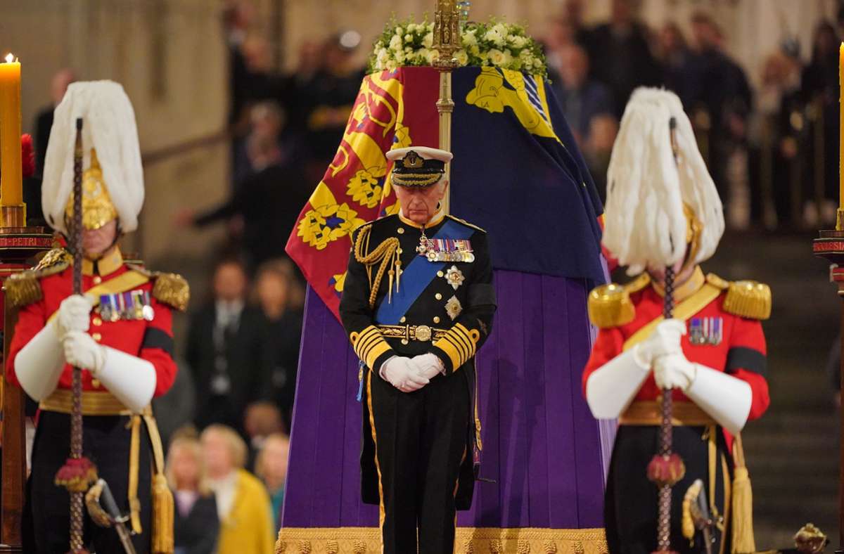 Am Sarg der Queen: König Charles III. und seine Geschwister halten Totenwache