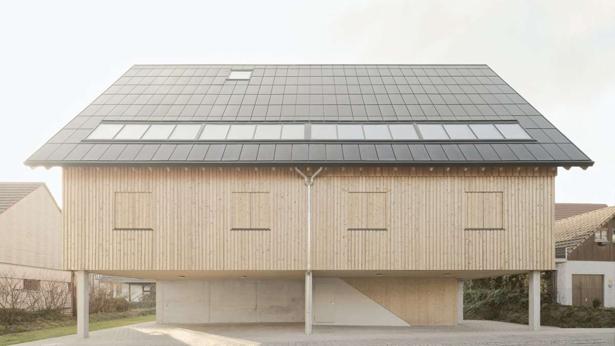Das Wohnhaus, entworfen von Florian Kaiser und Guobin Shen  aus Stuttgart, schließt eine Lücke im Ortskern – die Gemeinde  freut sich über die Nachverdichtung auf dem Land.
