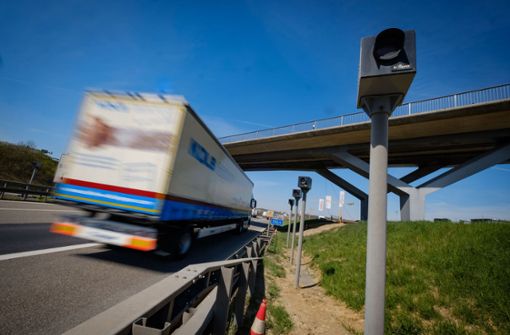 Geschwindigkeitskontrolle an der Autobahn A8 in Richtung Karlsruhe auf der Höhe der Messe Stuttgart. Foto: LICHTGUT/Leif Piechowski