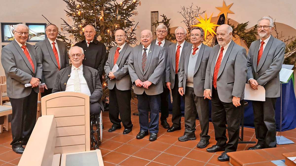 Dirigent  Hans-Joachim Sack (vorn) und die Männer des Liederkranzes im Januar 2023: Am Sonntag singt der Chor   letztmals  in der  Kirche Mariä Himmelfahrt.