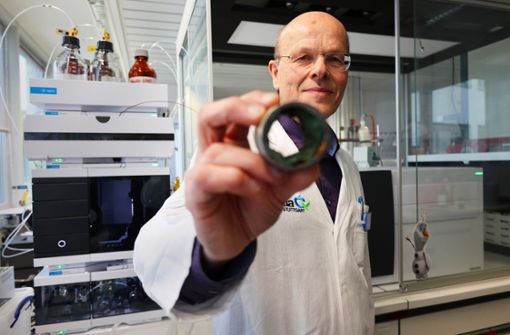 Der CVUA-Chef Volker Renz zeigt  ein Rohrstück, das mit Epoxydharz beschichtet ist und deshalb schädliches  Bisphenol A ans Warmwasser abgibt. Foto: Michael Käfer